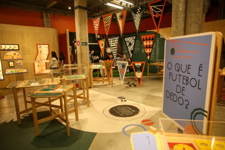Exposição sobre brinquedos e futebol