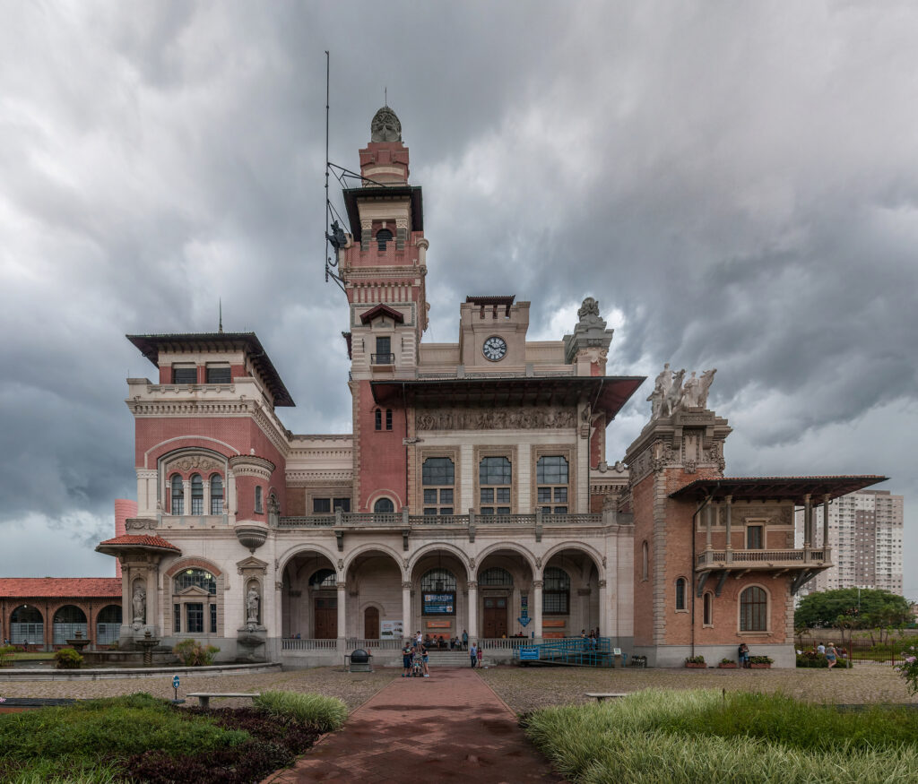 Fachada histórica do Museu Catavento em São Paulo