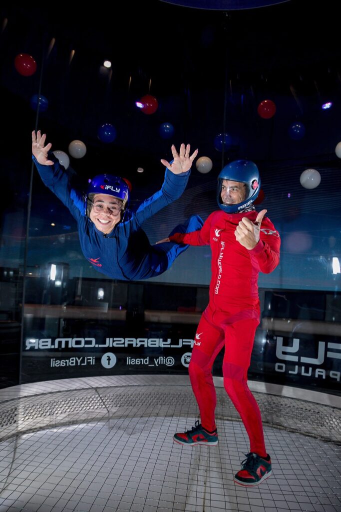 Criança durante experiência de paraquedismo indoor no iFLY