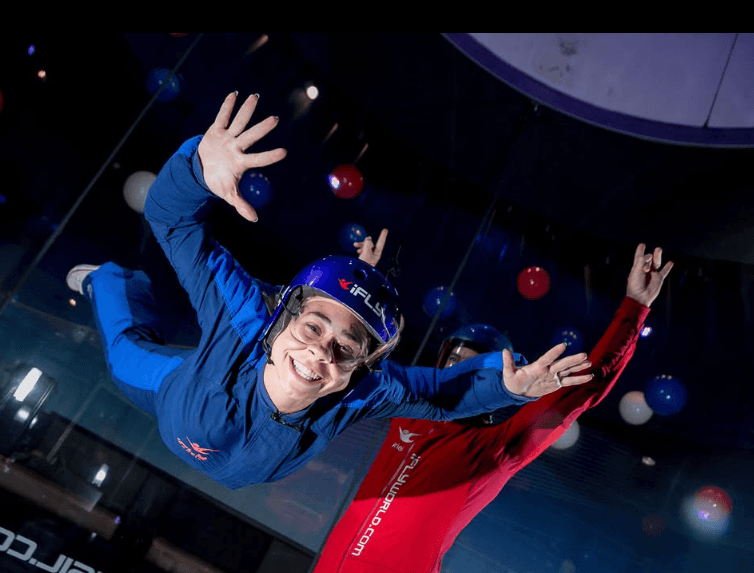 Participante preparado com macacão e capacete para voar no iFLY