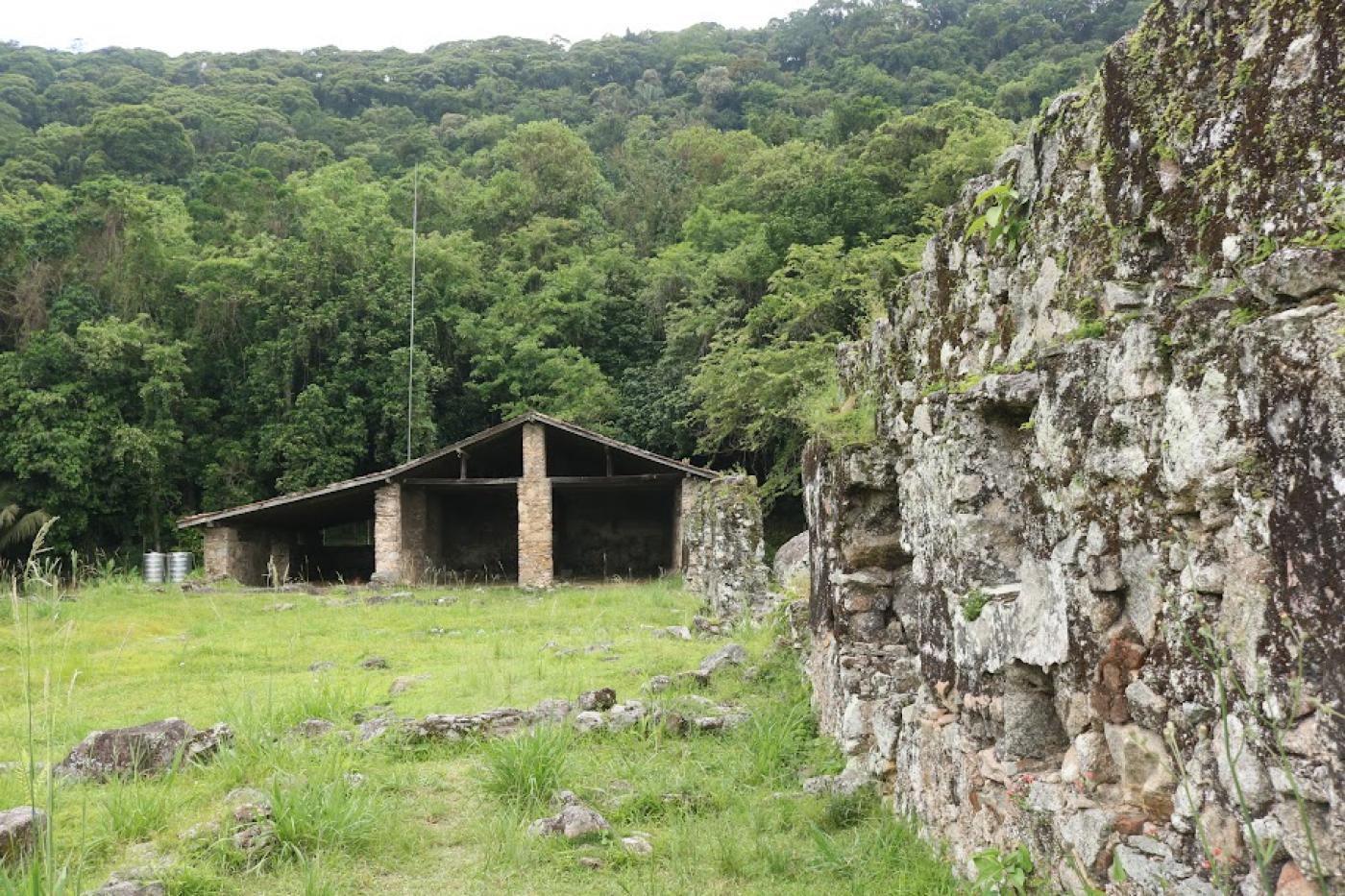 Ruínas históricas do Engenho dos Erasmos em Santos