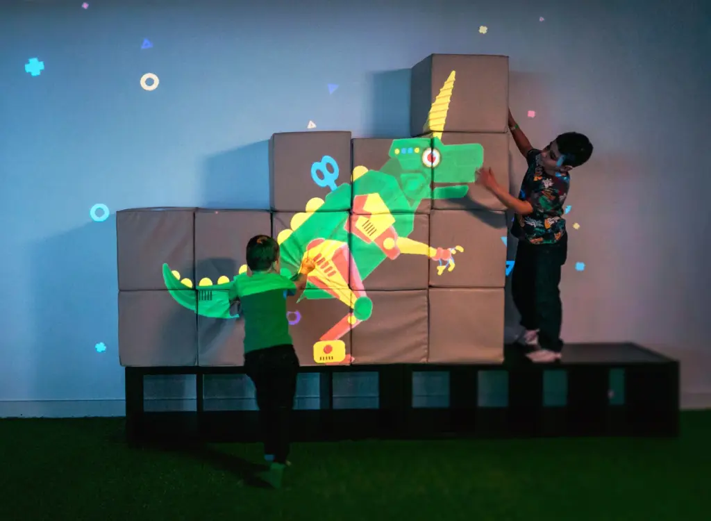 Ambiente colorido com atrações multimídia do Hello Park São Paulo