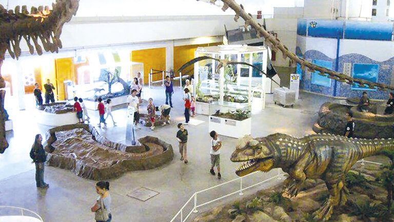 Dinossauros e experiências interativas